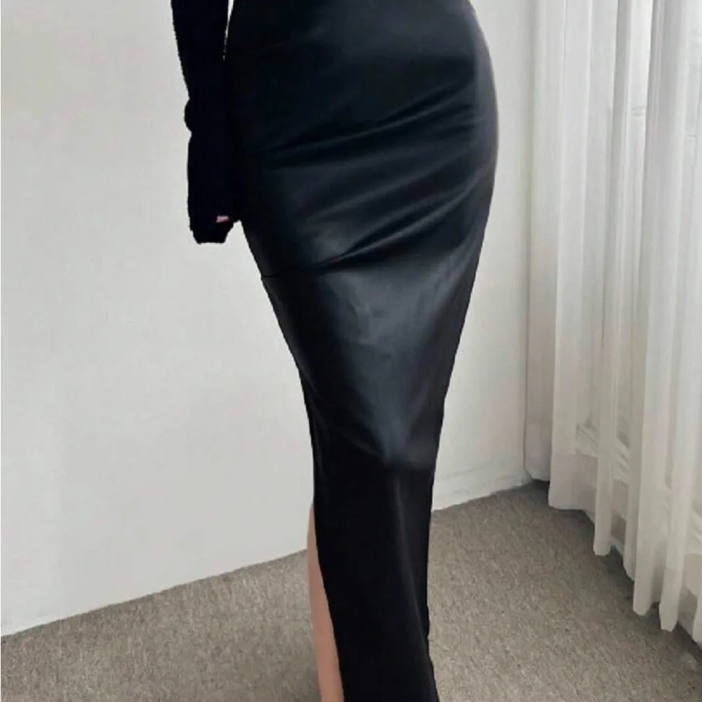 Elegant Black Maxi Skirt - Solid Ruched side slit leather (long) - Picture 2 of 8